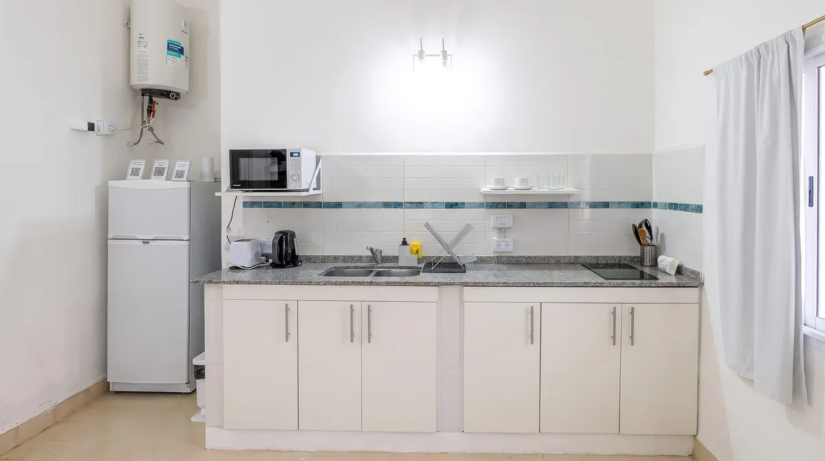 Equipped kitchen: fridge-freezer, microwave and cooktop