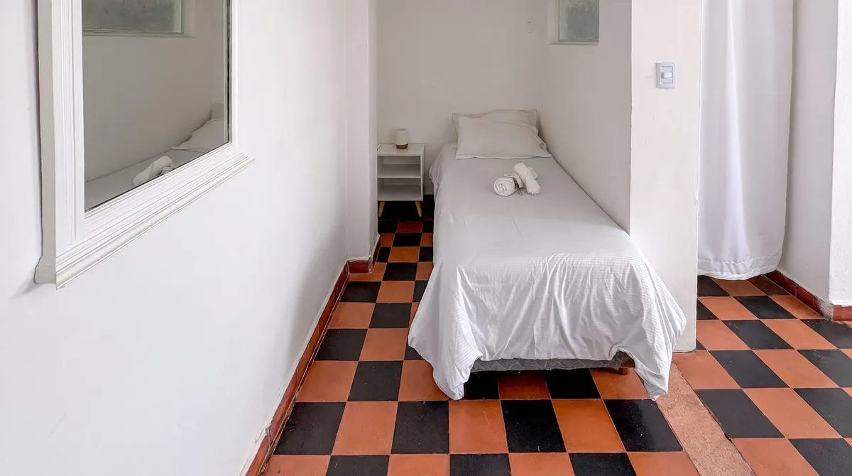The single-bed corner, with natural light