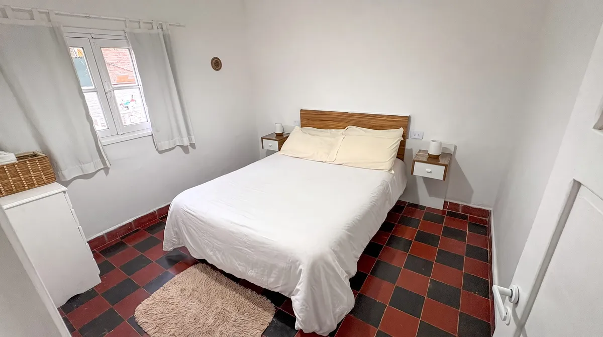 Main bedroom with a queen bed