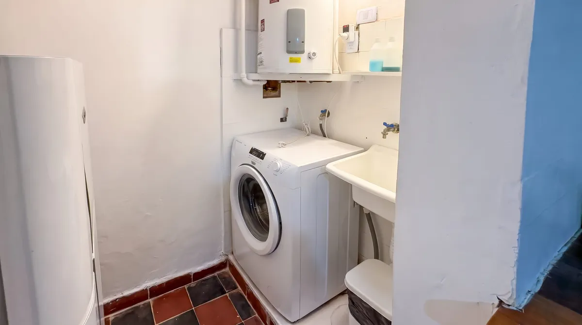 Own laundry room with a washing machine