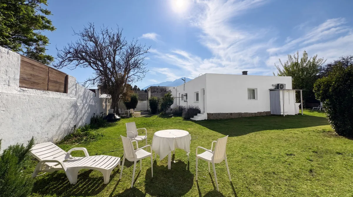El patio interno compartido, con las sierras de fondo