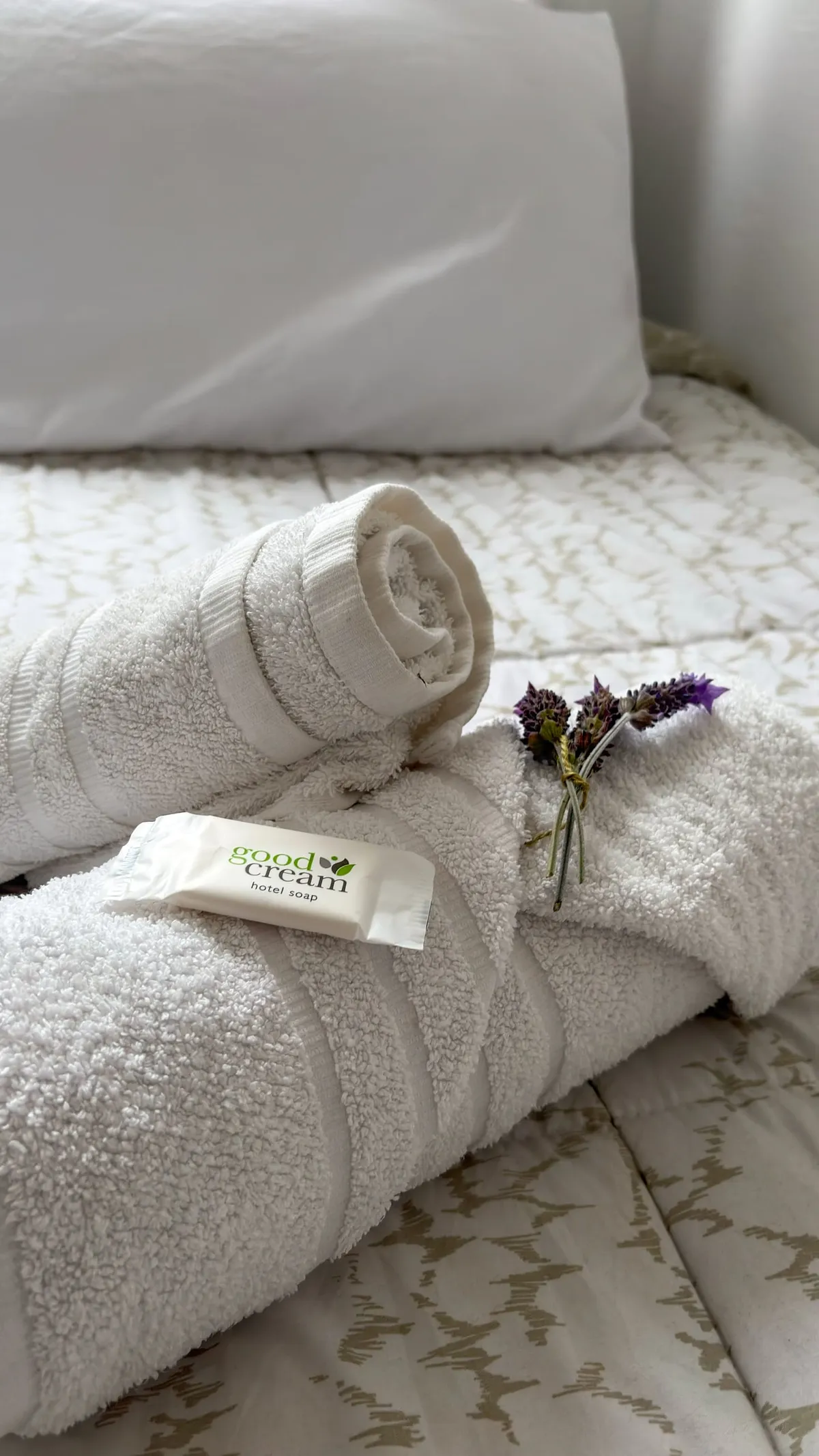 Towels, bed linens and amenities